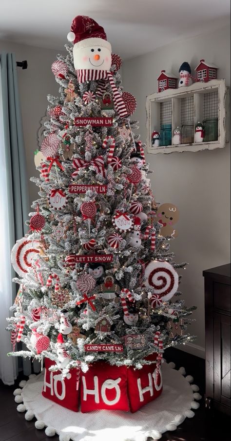 Christmas Tree Themes Santa Claus, House Decor Christmas Ideas, Christmas Tree Themes Snowman, Snow Man Themed Christmas Tree, Christmas Tree Decor Red And Green, Frosty The Snow Man Christmas Tree, Christmas Tree Ideas Candy Cane, Peppermint And Gingerbread Tree, Snowmen Christmas Trees