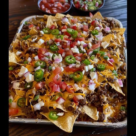 Epically Supreme Beef Nachos - Easy DIY Recipes Beef Braciole, Beef Nachos, Nachos Ingredients, Sausage Ragu, Mexican Stew, Easy Nachos, Taco Seasoning Mix, Mexican Night, Slow Cooked Chicken