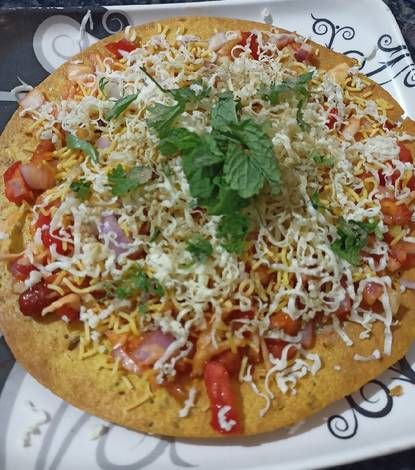 Schezwan khakra chaat Khakra Chaat, Schezwan Sauce, Chaat Recipe, Chaat Masala, Roasted Peanuts, Healthy Dinners, Easy Healthy Dinners, Food Food, Vegetable Pizza