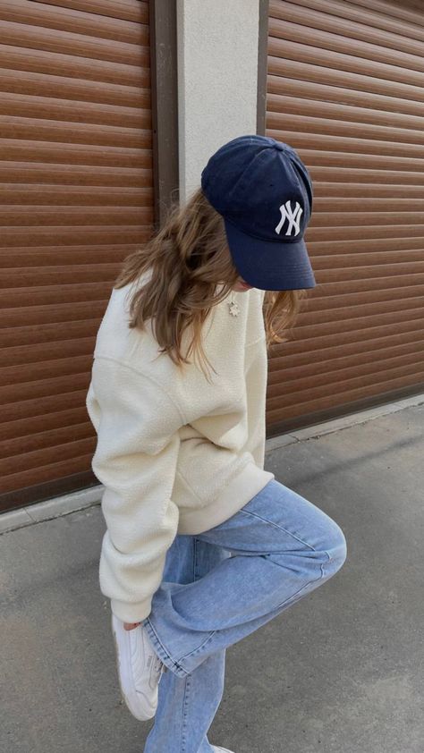 Ny cap stylish outfit girl trend white sweatshirt and jeans aesthetic photo Blue Ny Hat Outfit, Navy Blue Yankees Cap Outfit, Navy Baseball Hat Outfit, Blue Yankees Cap Outfit, Yankee Cap Aesthetic, Outfits With A Hat Baseball Caps, Navy Blue Baseball Cap Outfit, Yankees Cap Women Outfit, New York Baseball Cap Outfit