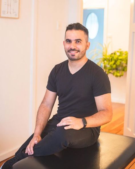 Male Massage Therapist, Physiotherapy Photoshoot, Physiotherapy Aesthetic, Office Shoot, Stretch Therapy, Chiropractic Office Design, Professional Profile Pictures, Massage Pictures, Cpr Training