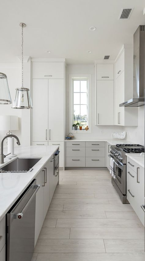 62+ Modern White Kitchen Cabinets ( ELEGANT & FRESH ) - Cabinets Flat White Kitchen Cabinets, Modern White Kitchen Design, Modern White Kitchen Cabinets, Kitchen Bright, Stainless Appliances Kitchen, Timeless Kitchen Design, Modern White Kitchen, White Shaker Cabinets, Grey Countertops