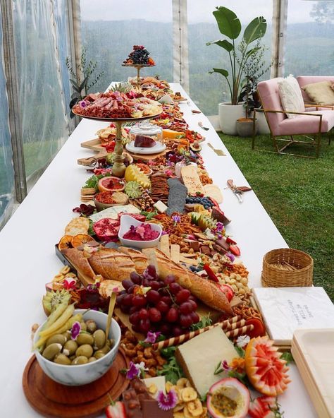 Food Platters Presentation, Italian Buffet, Cheese Table, Buffet Party, Catering Display, Fruit Displays, Fruit Kabobs, Wedding Buffet, Charcuterie And Cheese Board