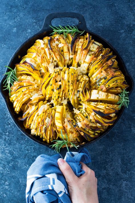 Roasted-delicata-squash-rings Squash Rings, Healthy Holiday Sides, Delicata Squash Recipe, Healthy Thanksgiving Sides, Roasted Delicata Squash, Thanksgiving Side Dishes Healthy, Winter Squash Recipes, Oven Roasted Cauliflower, Delicata Squash