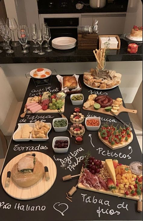 Wine Dinner Table Decor, Housewarming Party Food, Hosting Era, Italian Party, Decorações Com Comidas, Tafel Decor, Catering Ideas Food, Charcuterie Inspiration, Wine Tasting Party