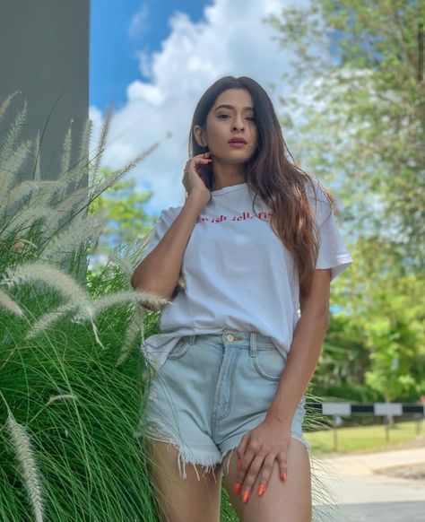 Jeans Poses, Unnati Malharkar, Aashna Hegde, Outdoor Poses, Short Pants Girl, Pic Tips, Short Pant, Model Poses Photography, Bff Goals