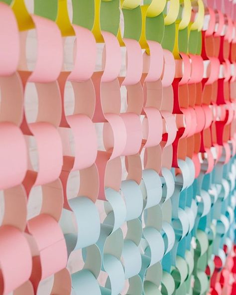 Diy Photo Backdrop Ideas, Diy Paper Chain, Photo Backdrop Ideas, Diy Photo Backdrop, Paper Chain, Pretty Life, Paper Chains, Backdrop Ideas, Paper Backdrop