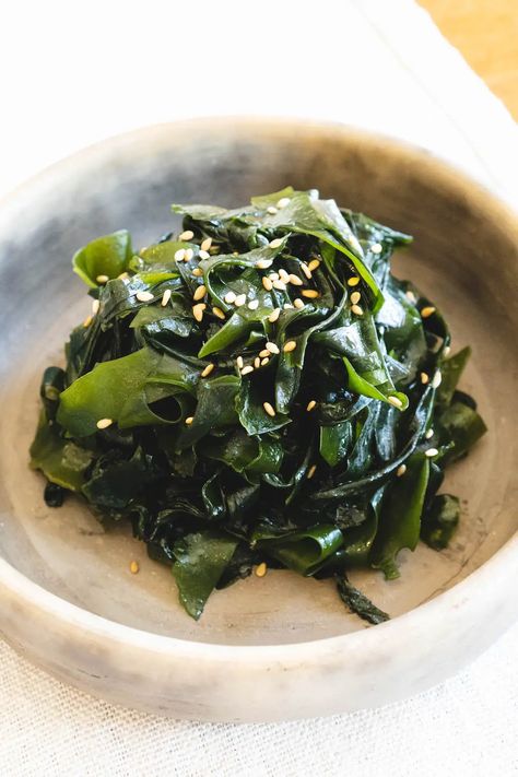 Namul Recipe, Seaweed Salad Recipe, Wakame Salad, Korean Side Dishes, Vegan Fish, Korean Cooking, Salad Side Dishes, Mediterranean Diet Recipes, Healthy Side Dishes