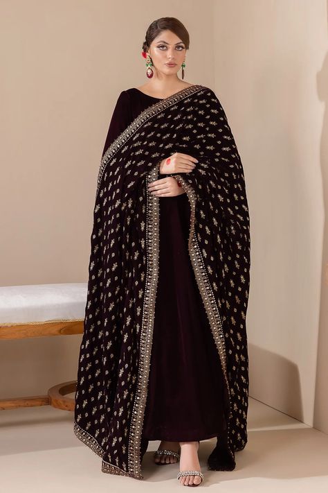 Buy Maroon Heavy Embroidered Velvet Shawl at PinkPhulkari California Velvet Dress Designs Pakistani, Pakistani Salwar Kameez Designs, Dress Design Pakistani, Velvet Suit Design, Velvet Outfit, Tilla Embroidery, Shawl Outfit, Kameez Designs, Velvet Dress Designs