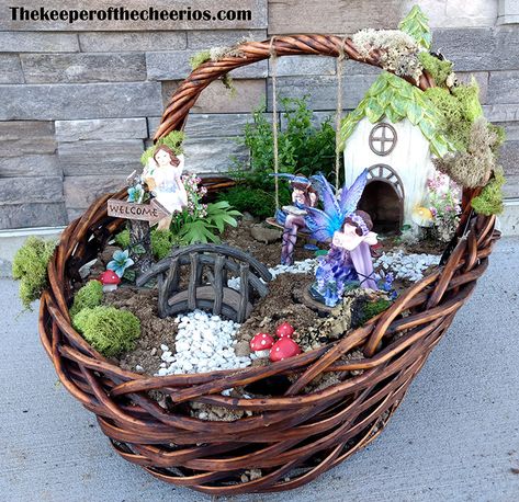 Fairy Backyard, Garden Easter Basket, Fairy Garden Design Ideas, Fake Moss, Easter Fairy, Gardening Backyard, Traditional Easter, Fairy Garden Crafts, Garden Basket