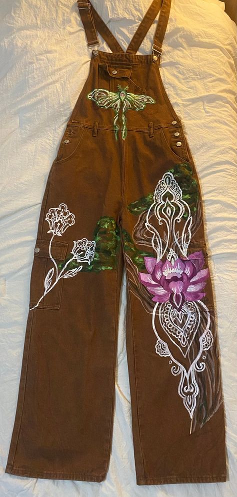 Hand painted overalls! Perfect outfit for music festivals or for everyday wear! Size large! Painted Overalls, Drawing Outfits, Earthy Outfits, Fashion Goals, Aesthetic Ideas, Painted Clothes, Styl Boho, Music Festivals, Mode Inspo