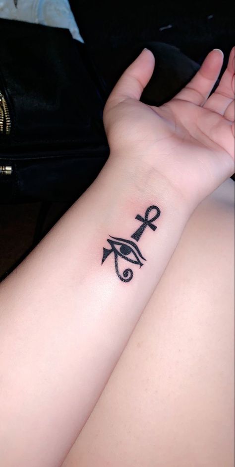 Ankh Tattoo Sleeve, Tato Mata, Cross Tattoo Neck, Egyptian Eye Tattoos, Ankh Tattoo, Horus Tattoo, Tato Henna, Inspiration Tattoos, Парные Тату