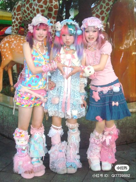 Oc Outfits Aesthetic, Harakuju Fashion Kawaii, Kawaii Cybercore Outfits, Japanese Colorful Fashion, Decora Japanese Fashion, Decora Harajuku Fashion, Kawaii Kei Fashion, Kei Fashion Types, Decora Outfit Ideas