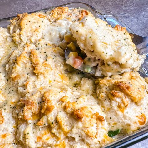 Red Lobster Biscuit Chicken Casserole - Tender chicken, creamy veggie filling, and iconic Cheddar Bay Biscuits create comfort food bliss. Chicken Casserole Red Lobster Biscuits, Red Lobster Biscuits, Cheddar Bay Biscuits, Easy Main Dishes, Stuffing Casserole, Homemade Hamburgers, Pot Pies Recipes, Chicken Pot Pie Recipes, Red Lobster