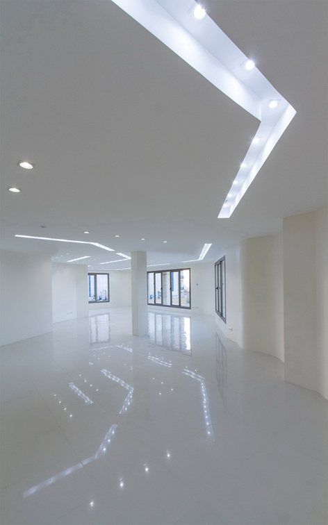 Niayesh Office Building, Tehran, 2013 - Behzad Atabaki White Floor Tiles Living Room, Tiles Living Room, Luxury Villa Design, Casa Interior, White Tile Floor, Showroom Interior Design, White Interior Design, Living Room Flooring, False Ceiling