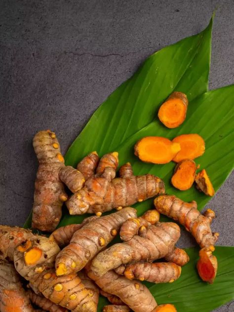 10 reasons why raw turmeric is better than turmeric powder Boom Sauce, Raw Turmeric, Curcumin Benefits, Organic Dog Food, Turmeric Capsules, Turmeric Supplement, Benefits Of Turmeric, Smoothie Mix, Food Topper