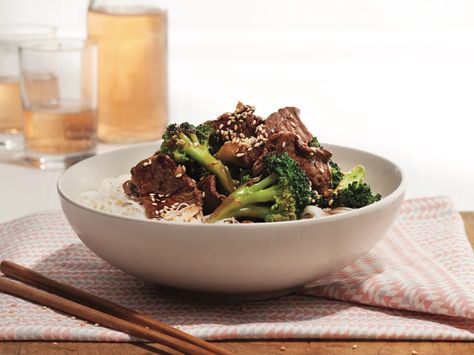 Vermicelli bowl with sesame beef and broccoli Bottom Round Steak, Sesame Beef, Slow Cooker Broccoli, Enchilada Pasta, Pressure Cooking Today, Round Steak, Potted Beef, Beef And Broccoli, Easy Slow Cooker Recipes