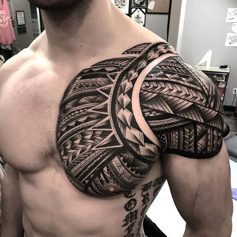 Stammestattoo Designs, Shoulder Armor Tattoo, Tato Maori, Unique Tattoos For Men, Small Chest Tattoos, Maori Tattoo Designs, Mens Shoulder Tattoo, Muster Tattoos, Cool Chest Tattoos