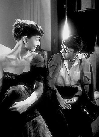 Audrey Hepburn meets designer Edith Head during her first photo shoot at Paramount Photographie Glamour Vintage, Audrey Hepburn Outfit, Klasik Hollywood, Katharine Ross, Audrey Hepburn Photos, Edith Head, Audrey Hepburn Style, Hepburn Style, Lauren Bacall