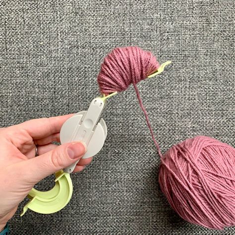 How to Use a Pom Pom Maker - Joyberry Studios Large Pom Poms, Pom Pom Flower, Easy Yarn Crafts, Pom Pom Flowers, Plant Crafts, Made Flowers, Pom Crafts, How To Make A Pom Pom, Pom Pom Maker