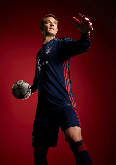 Bayern Munich's Manuel Neuer is changing what it means to be a goalie Soccer Photography Poses, Soccer Shoot, Bayern Munich Wallpapers, Soccer Poses, Bayer Munich, Football Poses, Dfb Team, Soccer Photography, Germany Football