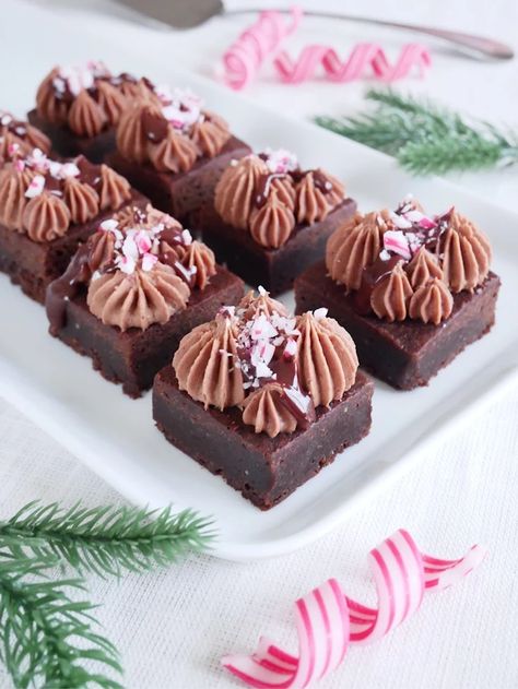 Julbrownies med chokladfrosting | erikasfikastund Mini Brownies, Blogging Platforms, Fudge Brownies, Chocolate Craving, Piece Of Cakes, Food Presentation, Sweet And Salty, Healthy Dessert, Sweet And Spicy