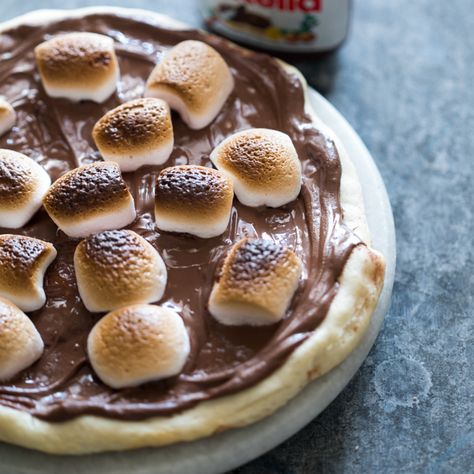 S'mores Chocolate Pizza is an insanely delicious dessert pizza that'll be perfect as a snack or as a family dessert that everybody can enjoy together! Smores Pizza Recipe, Smores Pizza, Nutella Pizza, Dessert Pizza Recipes, Pizza Dessert, Chocolate Pizza, Pumpkin Cream Cheese Muffins, Chocolate Lasagna, Pumpkin Muffin Recipes