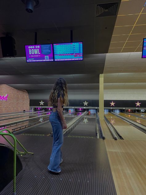 Outfit For Bowling Date Night, Bowling Night Outfit, Cute Bowling Outfit, Bowling Alley Outfit, Bowling Outfit Aesthetic, Bowling Outfit Ideas, Bowling Date Outfit, Bowling Outfit, Cute Comfy Outfits