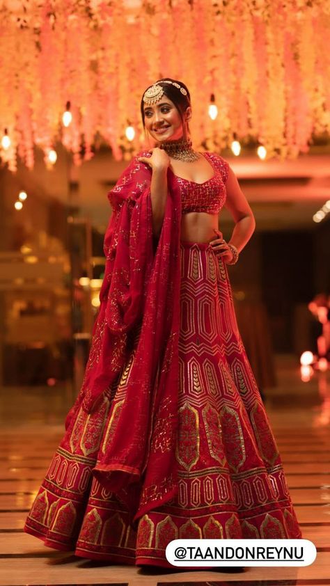 Gagra Choli Pose, Lengha Choli Photo Pose, Lehnga Choli Poses, Poses With Lengha, Gagra Choli Photo Poses, Lengha Photoshoot Poses, Lahenga Pose, Choli Pose, Lengha Poses