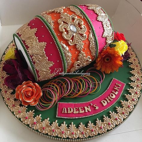 Mendhi Thaal, Desi Wedding Cake, Mehendi Cake, Pakistani Mehndi Decor, Dholki Ideas, Wedding Cake Aesthetic, Mehndi Plates, Indian Cakes, Wedding Poetry