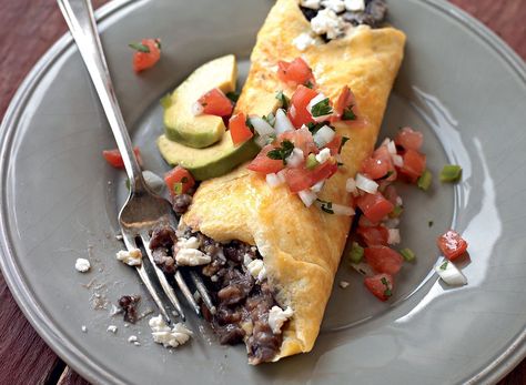 It's easy to make a healthy omelet right at home! Instead of ordering a caloried-filled egg dish, try this quick black bean omelet recipe. Healthy Omelet, Spinach Omelet, Cheese Omelet, High Protein Breakfast Recipes, Omelets Recipe, 1000 Calories, Eat This Not That, Protein Breakfast Recipes, High Protein Breakfast