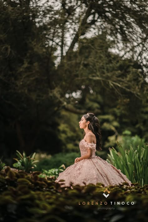 Garden Quinceanera, Quince Picture Ideas, Quinceañera Photoshoot Ideas, Quince Photoshoot Ideas, White Quince Dresses, Debut Theme, Quince Pictures, Quinceanera Pictures, Fairytale Photoshoot