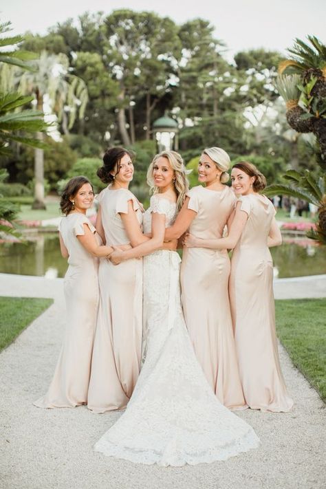 Wedding Photography Poses Bridal Party, Wedding Group Photos, Small Wedding Photography, Bridesmaid Poses, Bridal Party Poses, Bridesmaid Pictures, Bridesmaid Photoshoot, Vintage Wedding Photography, Wedding Portrait Poses