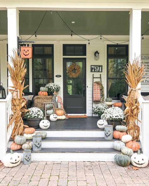 11 Autumn Style Ideas from Some of Our Favorite Influencers - Cottage Journal Fall Yarn Wreaths, Farmhouse Halloween Decor, Halloween Entryway, Mums In Pumpkins, Halloween Living Room, Halloween Decor Diy, Halloween Mantel, Desert Decor, Farmhouse Halloween