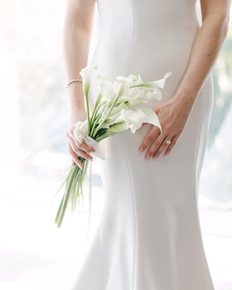 Dani’s mono Calla Lily bridal bouquet ✨ Minimalistic and elegant, timeless! 📸 @nrphotoandfilm White Rose Calla Lily Bouquet, Calla Lily Bridal Bouquet Simple, Mini Calla Lily Bouquet, Simple Lily Bouquet, Minimalist Bridesmaid Bouquet, Minimalist Bridal Bouquet, Minimalist Bouquet, Athol Hall, Calla Lily Wedding Bouquet