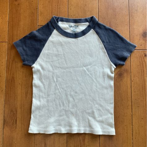 -New Without Tags -Blue/Light Grey :) -One Size (Fits Like An Xs/Small) -Slightly Cropped Length #Brandymelville #Johngalt #Aesthetic #Cute #New #Trendy #Johngalt #Preppy #Itgirl #Blue #Grey #Downtowngirl #Streetwear #Style #Basic Brandy Melville Baseball Tee, Brandy Melville Basics, Brandy Melville Summer, Brandy Melville Shirts, Babydoll Tops, Brandy Melville Outfits, Preppy Things, Thrift Inspo, 2024 Wishlist