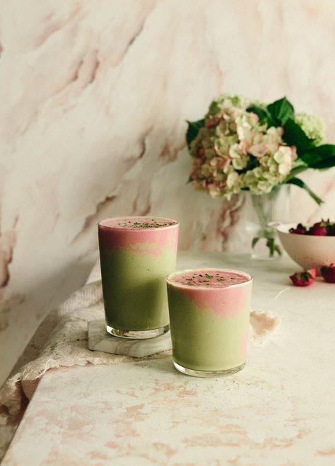 This strawberry matcha smoothie is the perfect way to celebrate spring with a fun and layered smoothie drink. Spring Smoothie, Layered Smoothie, Matcha Drinks, Strawberry Matcha, Matcha Smoothie, Matcha Drink, Matcha Benefits, Ginger Smoothie, Ice Milk