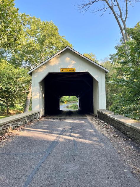 Loux Covered Bridge in Pipersville, Pennsylvania. Spanning Cabin Run. Covered Bridge, Covered Bridges, Cat Cat, Great Pictures, Fun Things, Lattice, Pennsylvania, Bridge, Built In