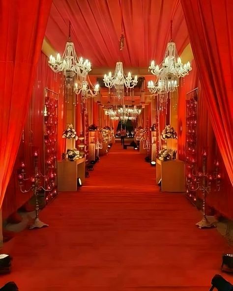 Wedding Red Background, Royal Sangeet Decor, Wedding Pandal Design, Indian Royal Wedding Decor, Wedding Entrance Decor Entryway Indian, Royal Wedding Decorations Indian, Wedding Entrance Decoration Indian, Royalty Decorations, Royal Indian Wedding Decor