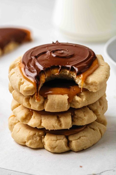 Chilled CRUMBL Twix Cookies Copycat Recipe - Lifestyle of a Foodie Chilled Cookies, Crumbl Cookies Copycat, Crumble Copycat, Crumbl Copycat, Crumble Cookie Recipe, Gourmet Cookie, Dessert Cookies, Crumbl Cookies, Twix Cookies