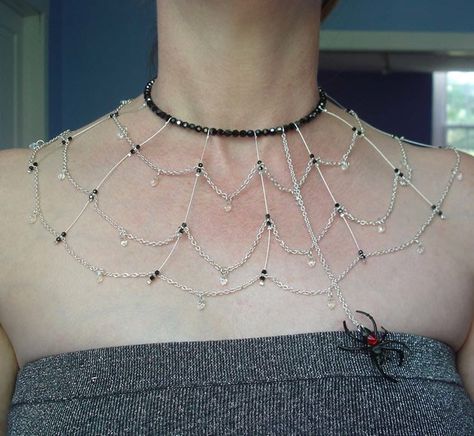 This spider web necklace from Margot Potter might be a few years old, but it's still stunningly beautiful and looks like it would be fun to make and would Halloween Jewelry Diy, Web Necklace, Christmas Candles Diy, Spider Necklace, Бисер Twin, Bracelet Fil, Diy Collier, Beading Patterns Free, Necklace Tutorial