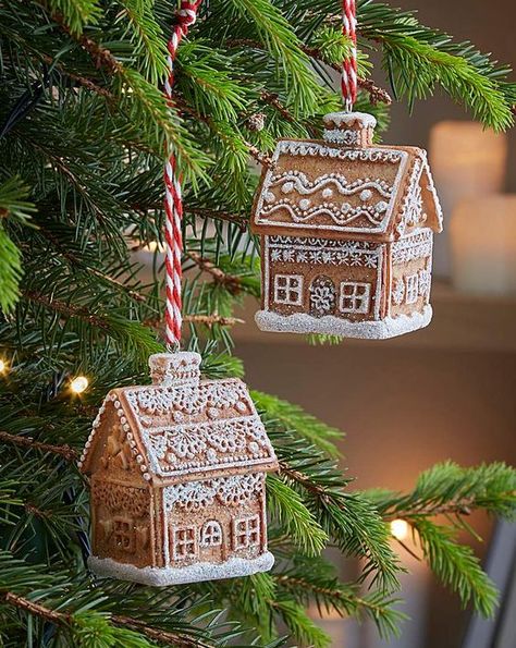 Gisela Graham gingerbread house hanging decorations come in a set of 2 and are made of 100% resin. This is not a toy and is for decoration purposes only. Indoor use. Wipe clean with a soft dry cloth. Graham Gingerbread House, Gingerbread House Tree, Ginger House, Gingerbread Cookies Decorated, House Tree, Sweet Decoration, Gingerbread Decorations, Christmas Week, Gisela Graham