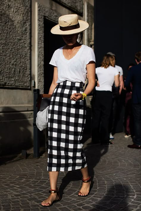 White tee shirt, gingham skirt, sandals, and a straw hat. Casual Chique Stijl, Rok Midi, The Sartorialist, Look Summer, Skirt Diy, Style Casual Chic, Summer Tshirt, Shirts Summer, Mode Casual