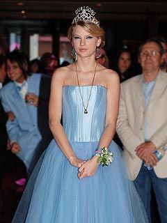 Love the Our Song tiara! Taylor Swift Our Song, Taylor Swift Red Carpet, Young Taylor Swift, Taylor Swift Dress, Our Song, Taylor Swift Tour Outfits, Country Singer, Taylor Swift Outfits, Perfect Prom Dress