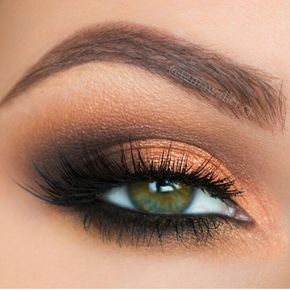 Makeup: 21 Stunning Makeup Looks for Green Eyes. #makeup #makeuplooks #makeupartist #makeuptutorial #makeuptips #makeupideas #makeupinspiration #makeupideascontouring #beauty #beautytips #beautyhacks #EyeMakeupTips #EyeMakeup #MakeupTips Green Hazel Eye Makeup, Copper Eye Makeup, Orange Eye Makeup, Make Up Designs, Hazel Eye Makeup, Grey Eyeshadow, Makeup Looks For Green Eyes, Artist Makeup, Makeup For Hazel Eyes