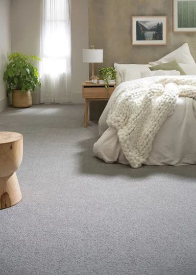 Soft Touch: How to Choose Carpet for Your Bedroom Grey Carpet Bedroom, Light Gray Carpet, Carpet For Bedroom, Hallway Carpet Runners, Carpet Bedroom, Carpet Trends, Cheap Carpet Runners, Carpet Styles, Beige Carpet