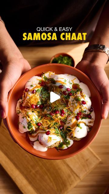 Samosa Presentation Ideas, Samosa Chatni Recipe, Your Food Lab, Chaat Recipe Street Food, Samosa Chaat Recipe, Dahi Papdi Chaat Recipe, Samosa Chat, Dahi Papdi Chaat, Samosa Filling