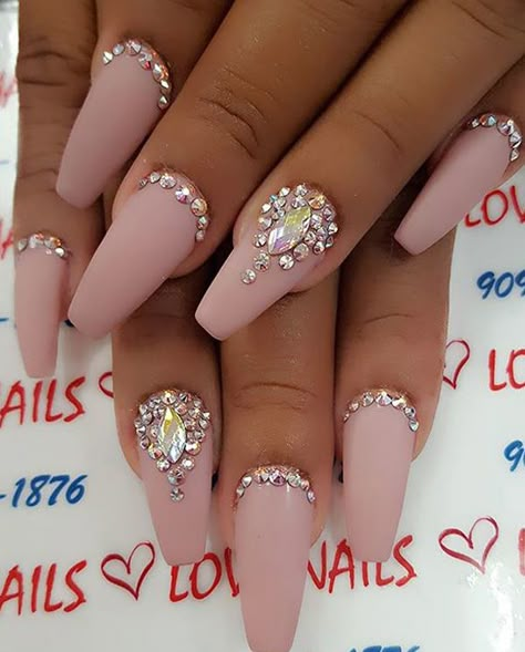 Neutral colors of nails are classic and with it you cna’t fail. Diamond Nail Designs, Nails Design With Rhinestones, Gold Nail, Nail Art Wedding, Gem Nails, Winter Nail, Nagel Inspo, Nail Art Rhinestones, Diamond Nails