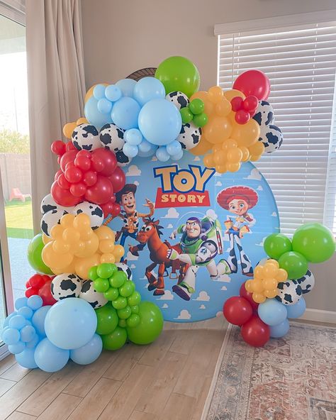 🤠 🚀 Leah’s 2nd Toy Story Birthday Party! 🚀🤠 . . . 🦖 We have a big Toy Story fan and I’m here for it. 🥸 🥔 . . #toystoryparty #buzzlightyear #woody #jessefromtoystory #iloveballoons #azballoons #azballoonstylist #phoenixballoons #phoenixballoonstylist #scottsdaleballoons #scottsdaleballoonstylist #mycreativebiz #arizonapartyplanner #phoenixpartyplanner #scottsdalepartyplanner #toystoryballoons #toystory Toy Story Party 1st Birthday, Toy Story Centerpieces Ideas Diy, 2nd Toy Story Birthday, Toy Story Neutral Party, Toy Story Birthday Backdrop, Toy Story Birthday Decor, Disney Balloon Arch, Toy Story Gender Reveal, Toy Story Balloon Arch