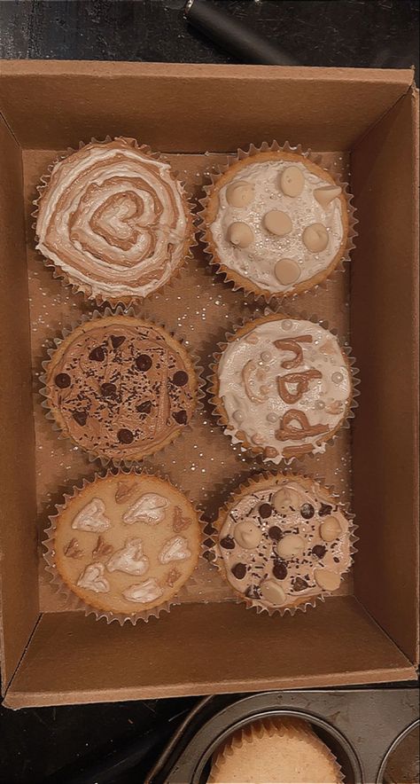 Box Of Cupcakes Aesthetic, Bday Cupcakes Aesthetic, Birthday Brown Aesthetic, Aesthetic Birthday Cupcakes, Cupcakes Decoration Aesthetic, Birthday Cupcakes Aesthetic, Cupcake Tumblr, Aesthetic Cupcakes, Cupcakes Aesthetic